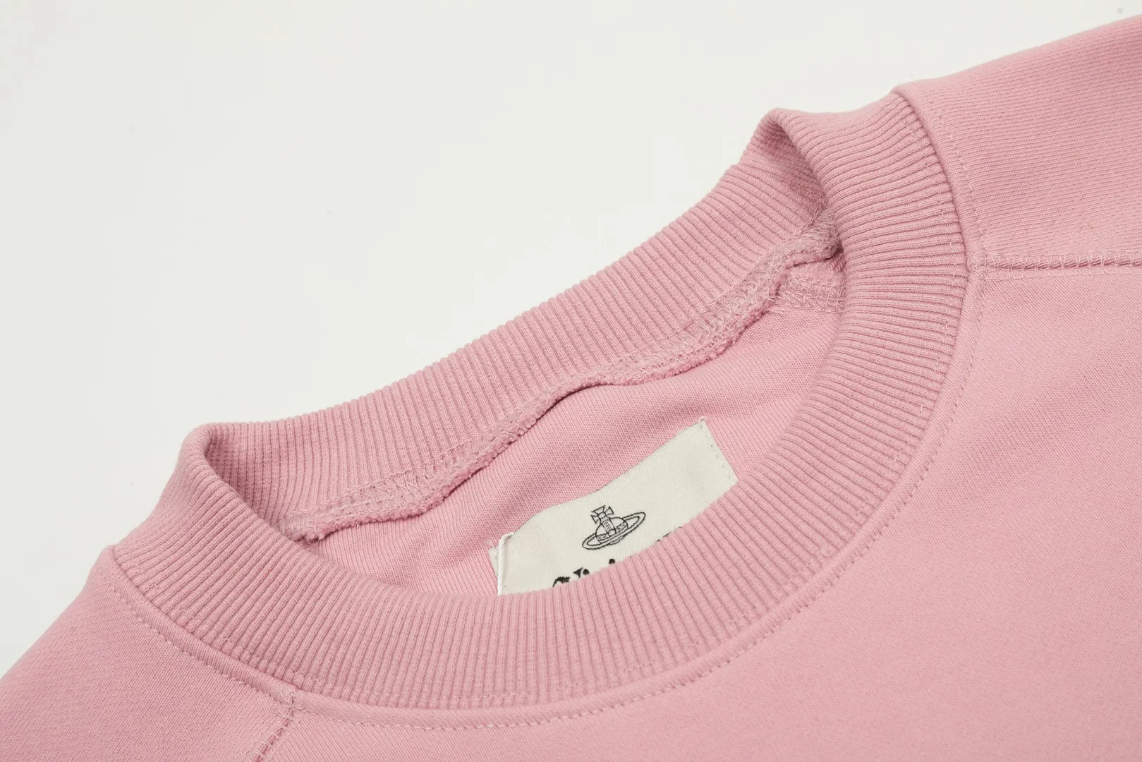 VIVI07# "Exclusive hot style" vivienne west wood West Queen Vivienne Saturn classic small label round neck sweatshirt, the top hot style in 2024, no need to say more, just open the details directly YB mold opening, correct overlock neckline details ⚠️The authentic product is the overlock threaded collar, there is no collar strip. Our family only makes the right version, and we are careful to ensure that the first release of the Queen Mother on the whole network is accurate. The full series of correct accessories, every detail is completely restored Straight up to full Size: XS-L